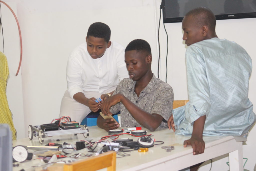 Article : Tchad : à la découverte de ces ados qui fabriquent des robots pour grimper dans le classement de First Global Challenge 