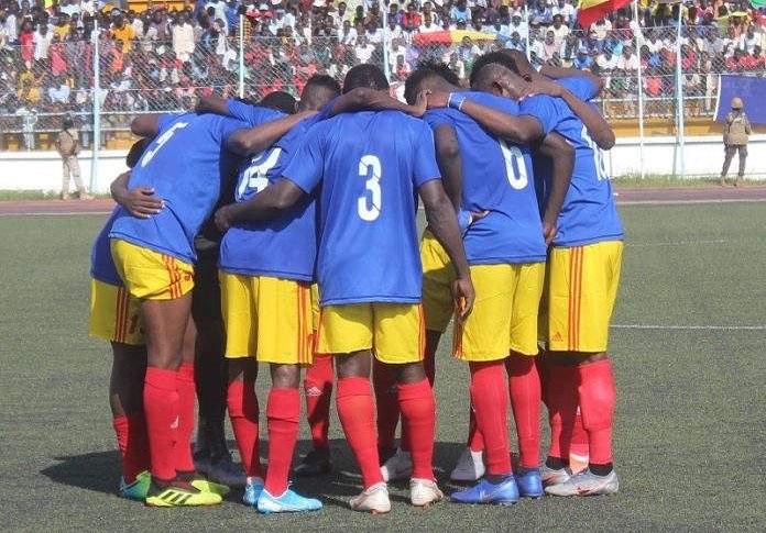 Joueurs de l'équipe de foot tchadienne, rassemblés sur le terrain